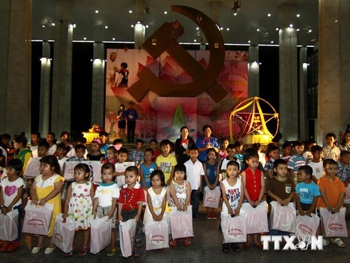 Children across Vietnam jubilantly welcome full-moon festival - ảnh 1